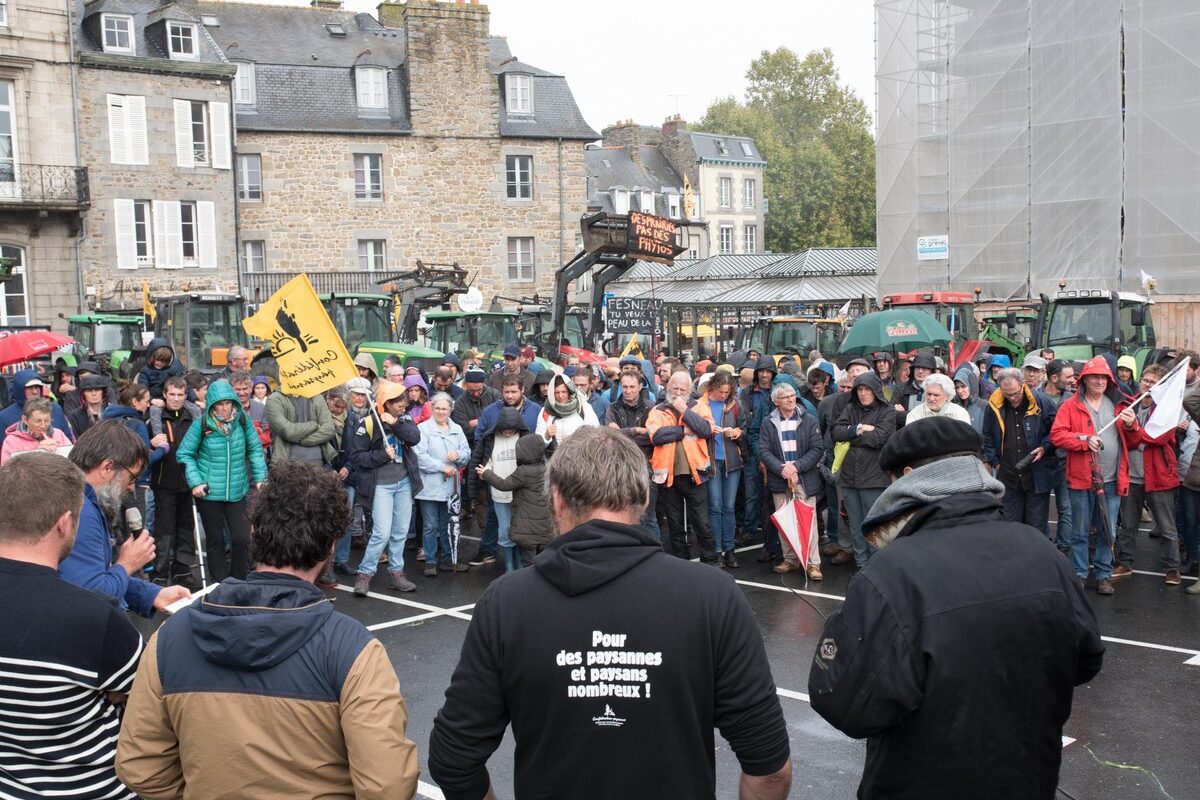 Des agriculteurs manifestant sur la place de la préfecture à Saint-Brieuc - Illustration Se rappeler du combat pour les MAEC