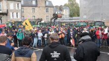 Des agriculteurs manifestant sur la place de la préfecture à Saint-Brieuc