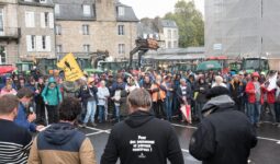 Des agriculteurs manifestant sur la place de la préfecture à Saint-Brieuc