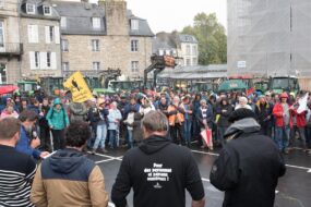 Des agriculteurs manifestant sur la place de la préfecture à Saint-Brieuc