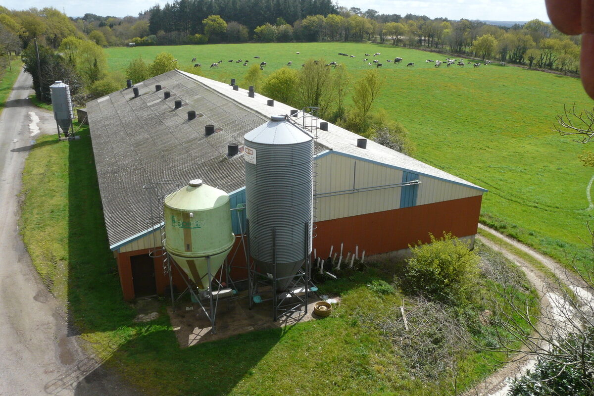 Photo aérienne d'un bâtiment agricole - Illustration Ils s’installent à Baud, après tiers