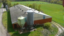 Photo aérienne d'un bâtiment agricole