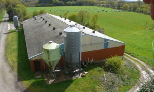 Photo aérienne d'un bâtiment agricole