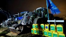 Manifestation d'agriculteurs près de Guingamp contre le Mercosur.