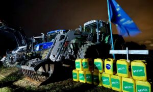 Manifestation d'agriculteurs près de Guingamp contre le Mercosur.