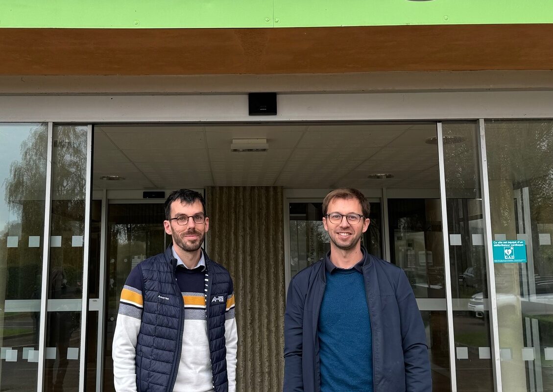 Mathieu Gaillet et Karl Pierret devant l'entrée de la chambre d'agriculture - Illustration Toutes les clés pour s’installer ou céder