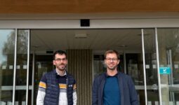 Mathieu Gaillet et Karl Pierret devant l'entrée de la chambre d'agriculture