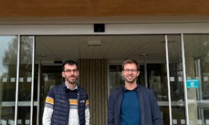 Mathieu Gaillet et Karl Pierret devant l'entrée de la chambre d'agriculture