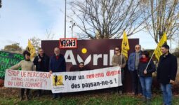 Les manifestants devant le panneau du groupe Avril