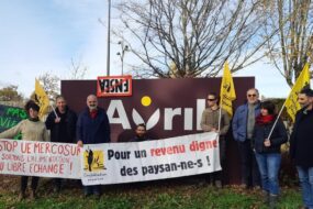 Les manifestants devant le panneau du groupe Avril