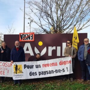 Les manifestants devant le panneau du groupe Avril