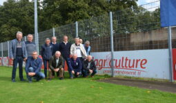 Les membres de l'association Agriculteurs Passionnément au stade de foot de Plabennec