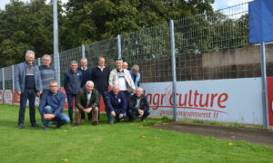 Les membres de l'association Agriculteurs Passionnément au stade de foot de Plabennec