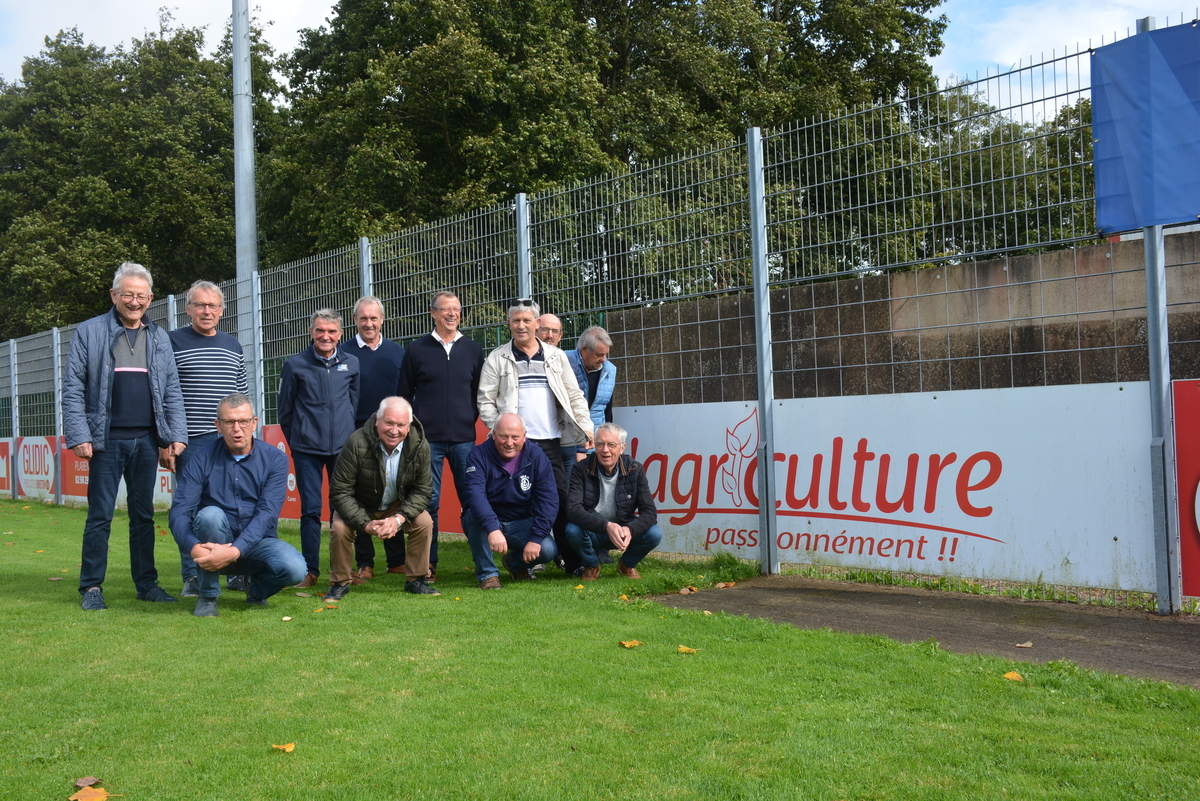 Les membres de l'association Agriculteurs Passionnément au stade de foot de Plabennec - Illustration Association sportive : À Plabennec, le ballon rond fédère