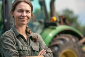 femme devant un tracteur