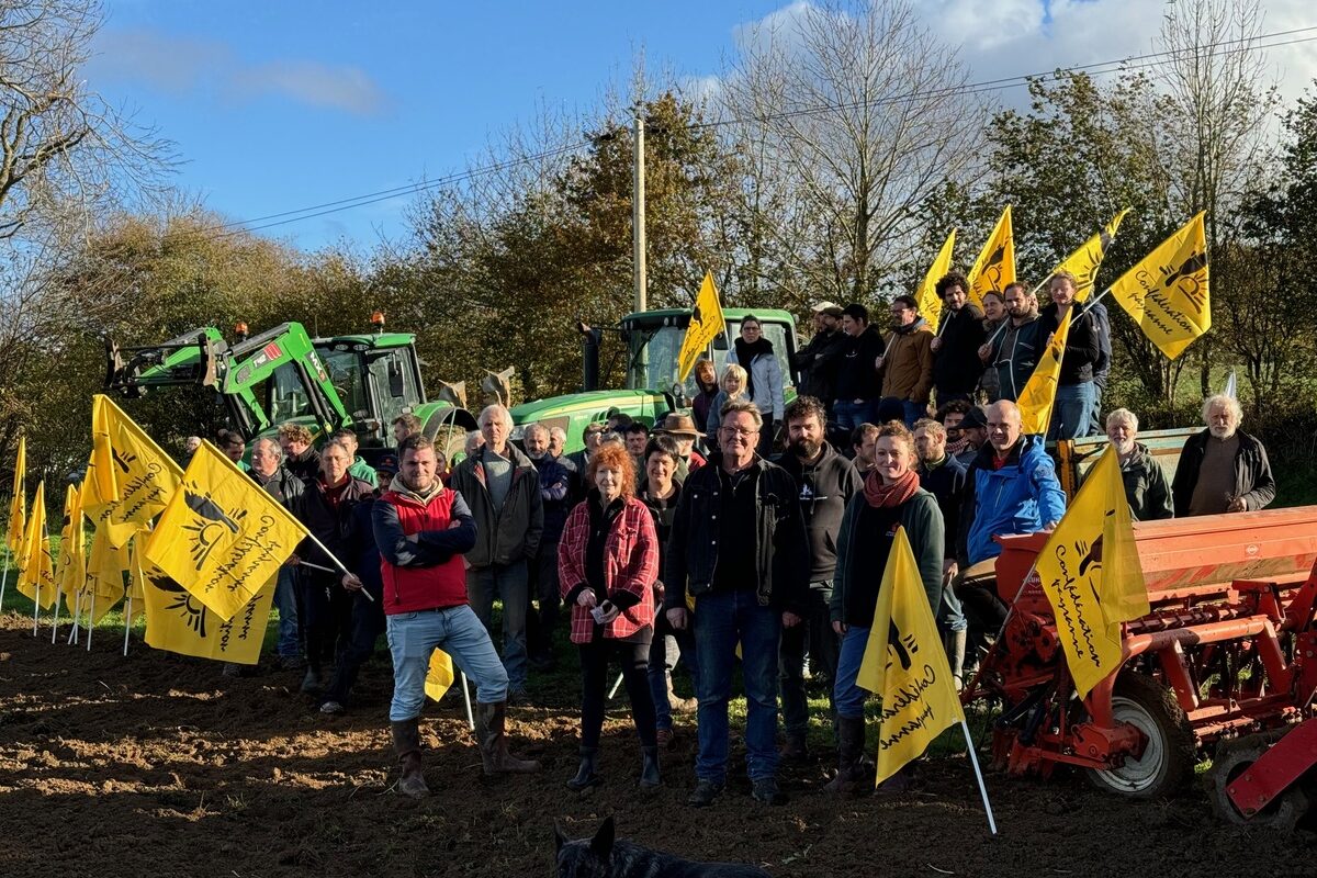 Une mobilisation de sympathisants de la Confédération Paysanne en Bretagne - Illustration « On ne peut piétiner le statut du fermage »