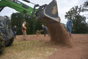 Un tracteur étale du Silpp2 sur du maïs