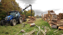 Un chantier de bûcheronnage avec du matériel agricole