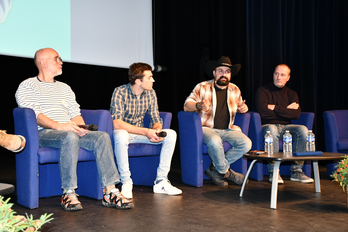 Les quatre intervenants en table ronde dans la salle de conférence - Illustration Se préparer au climat dans 25 ans