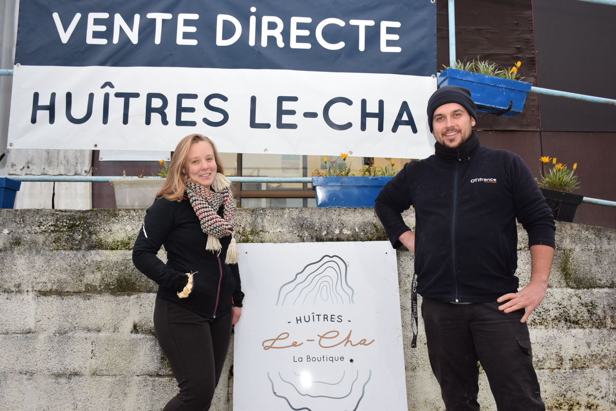 Un couple devant la banderole de vente directe des huîtres Le-Cha - Illustration La perle des abers