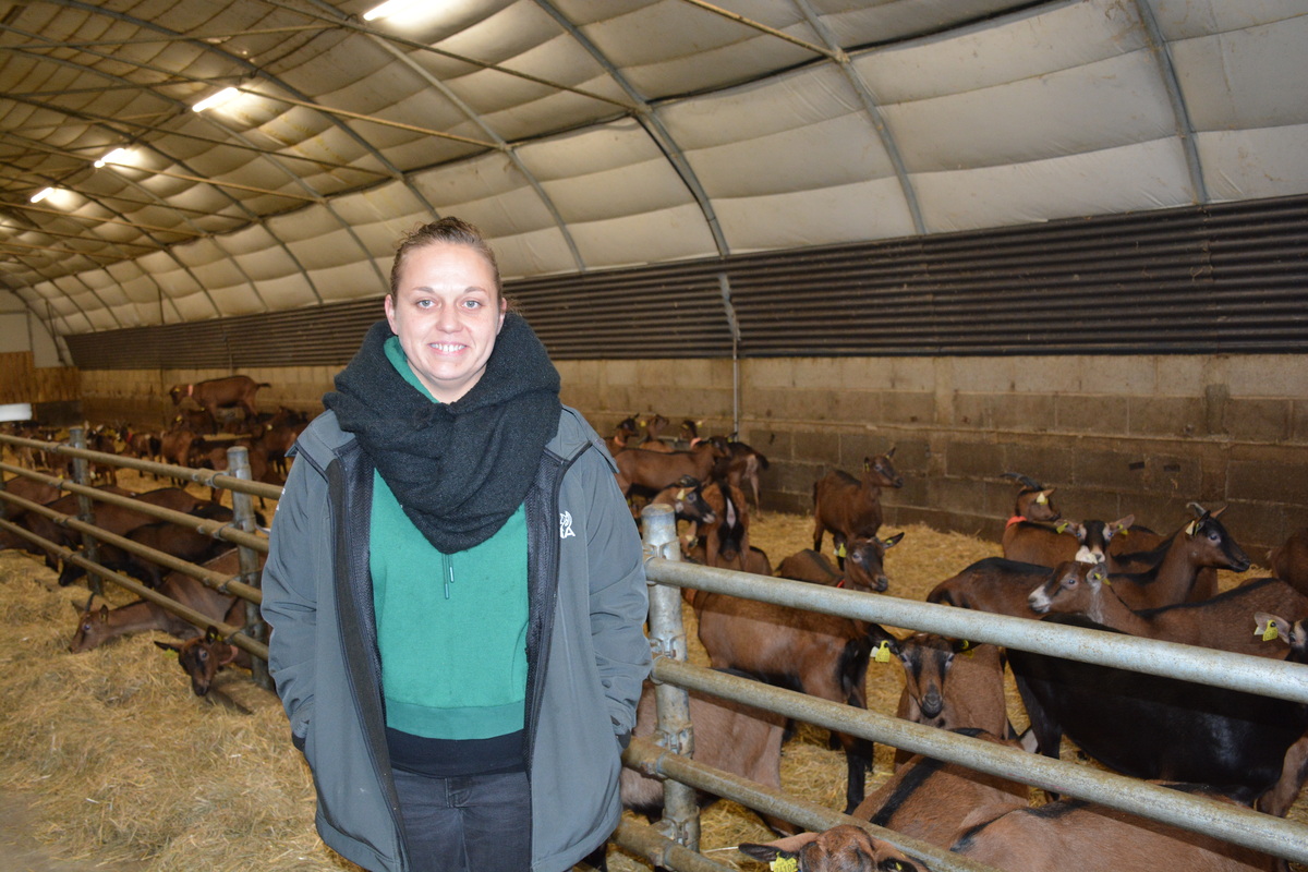 Anne Marie posant devant ses chevrettes.jpg - Illustration Atteindre 85 % du poids adulte à la première mise bas