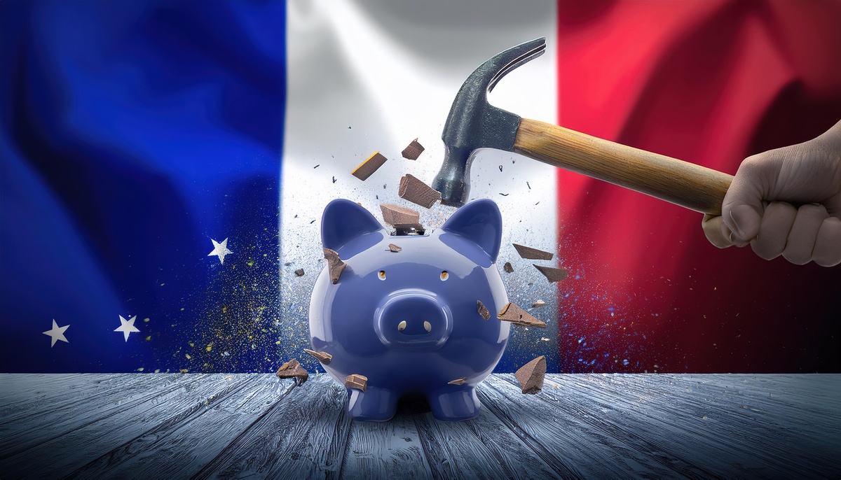 Une tirelire qui se casse sous le poids d'un marteau avec en fond le drapeau français - Illustration Le budget agricole sera maintenu  « en volume »