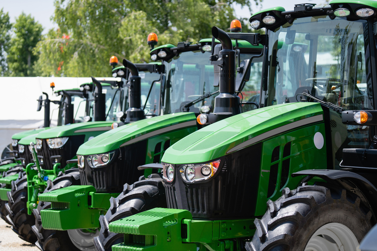 RANGÉE DE TRACTEURS NEUFS - Illustration Des aides à l’usage plutôt qu’à l’investissement