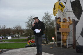 Un homme au micro lors d'une manifestation