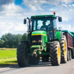 Un tracteur avec une remorque sur la route