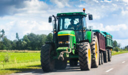 Un tracteur avec une remorque sur la route