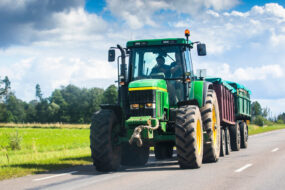 Un tracteur avec une remorque sur la route