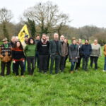 Les candidats aux élections devant des vaches au pâturage