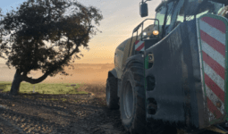 Un tracteur dans un champ plein de boue