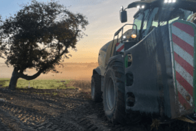 Un tracteur dans un champ plein de boue