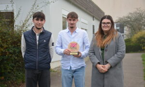 Trois étudiants avec un trophée