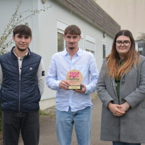 Trois étudiants avec un trophée