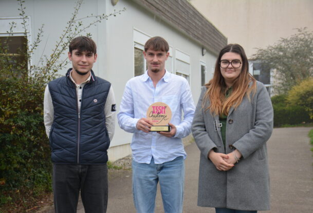 Trois étudiants avec un trophée