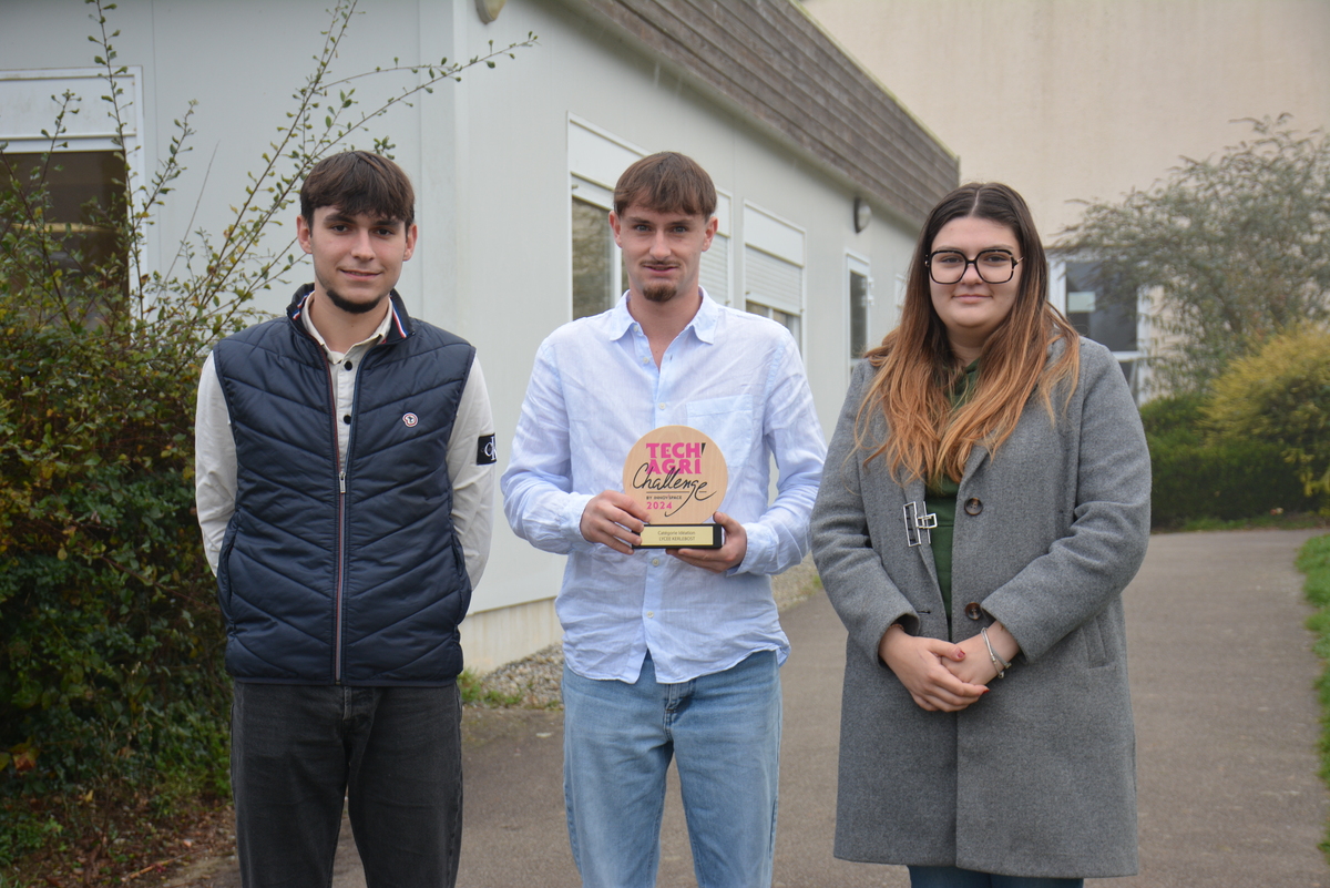 Trois étudiants avec un trophée - Illustration Un boîtier lumineux sur le collier des vaches