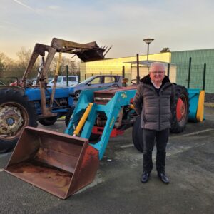 Michel Emily devant des tracteurs