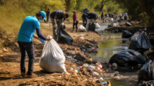 Personnes nettoyant une rivière