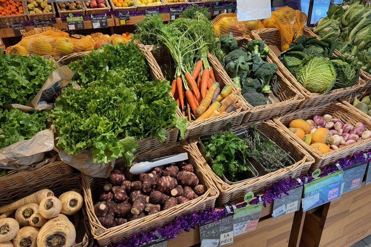 Un rayon de légumes bio dans un magasin spécialisé - Illustration La consommation bio veut rebondir