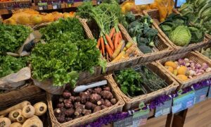 Un rayon de légumes bio dans un magasin spécialisé