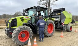 CRS évaluant un élève dans le cadre de la formation "10 de conduite agricole"