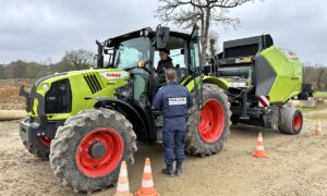 CRS évaluant un élève dans le cadre de la formation "10 de conduite agricole"