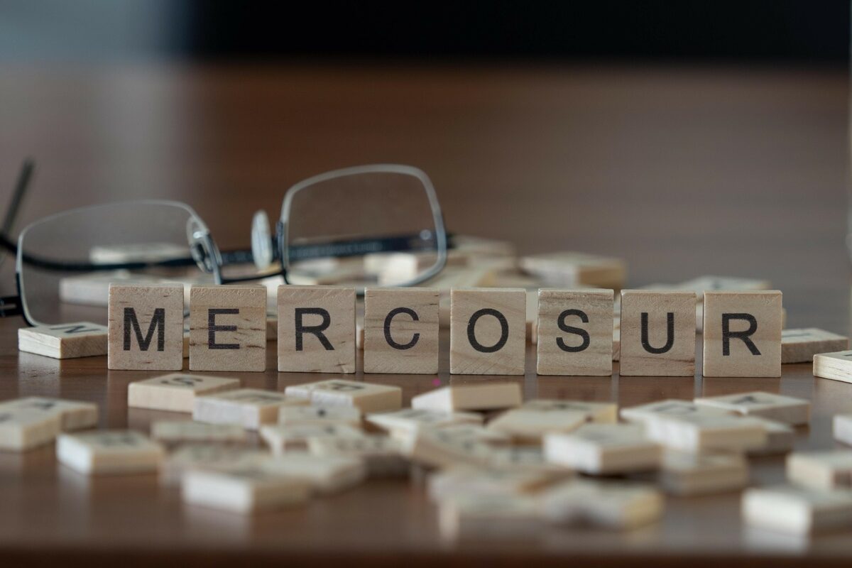 jeu de scrabble avec mot Mercosur formé - Illustration Présidence de l’UE, la Pologne entre en jeu