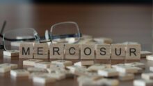 jeu de scrabble avec mot Mercosur formé