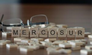 jeu de scrabble avec mot Mercosur formé