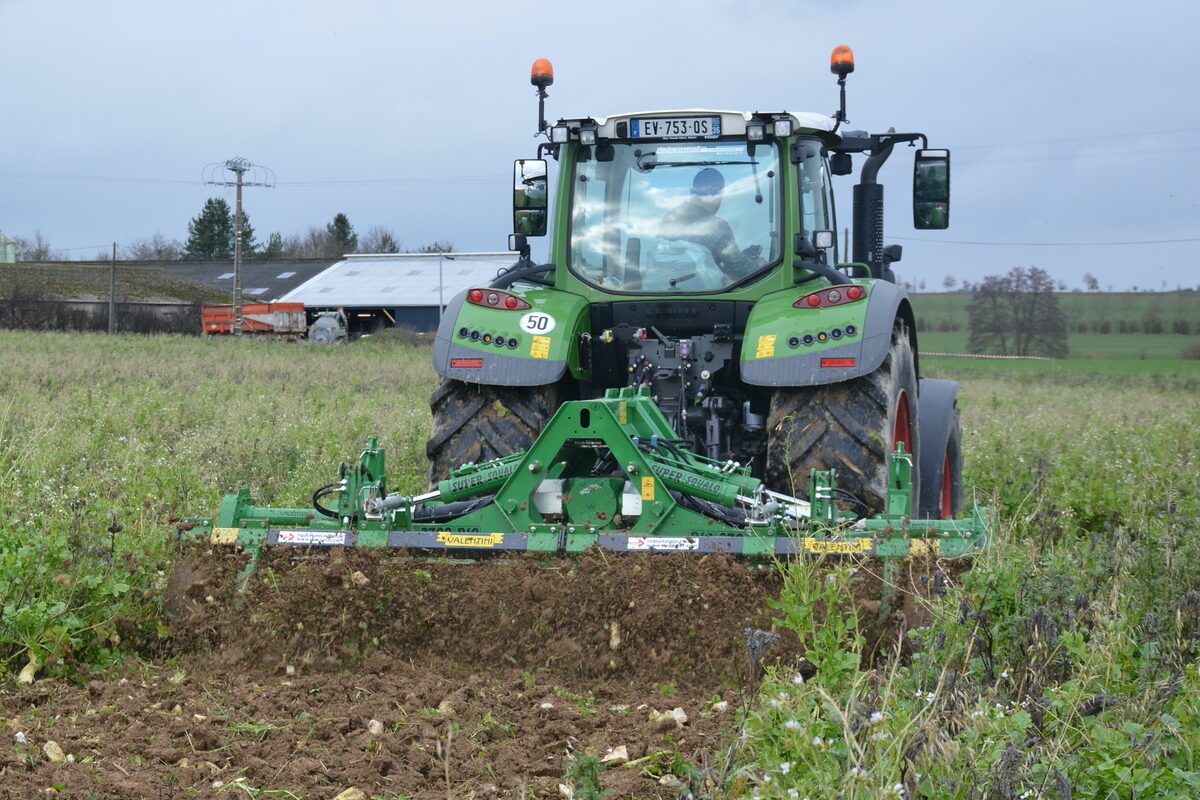 tracteur en action dans un champ - Illustration Formations tracteur et tronçonneuse entre femmes