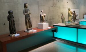 Une des salles avec des statues présentant des personnages historiques