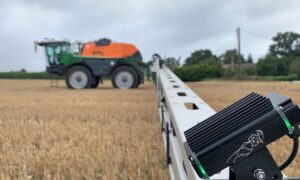 Un pulvérisateur avec une caméra montée sur la rampe pour un travail ciblé